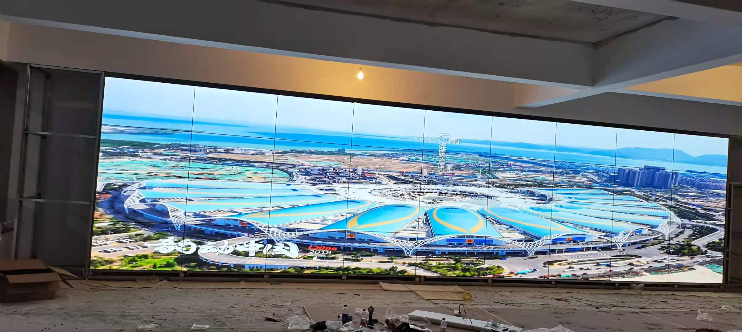 不同氣候條件（如高溫、高濕度、沙塵）下，戶外LED顯示屏的維護策略有何差異？