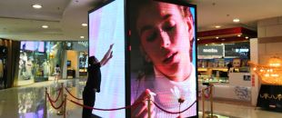    - “預(yù)算5萬 vs 10萬：中小企業(yè)會(huì)議室LED平板配置方案紅黑榜”